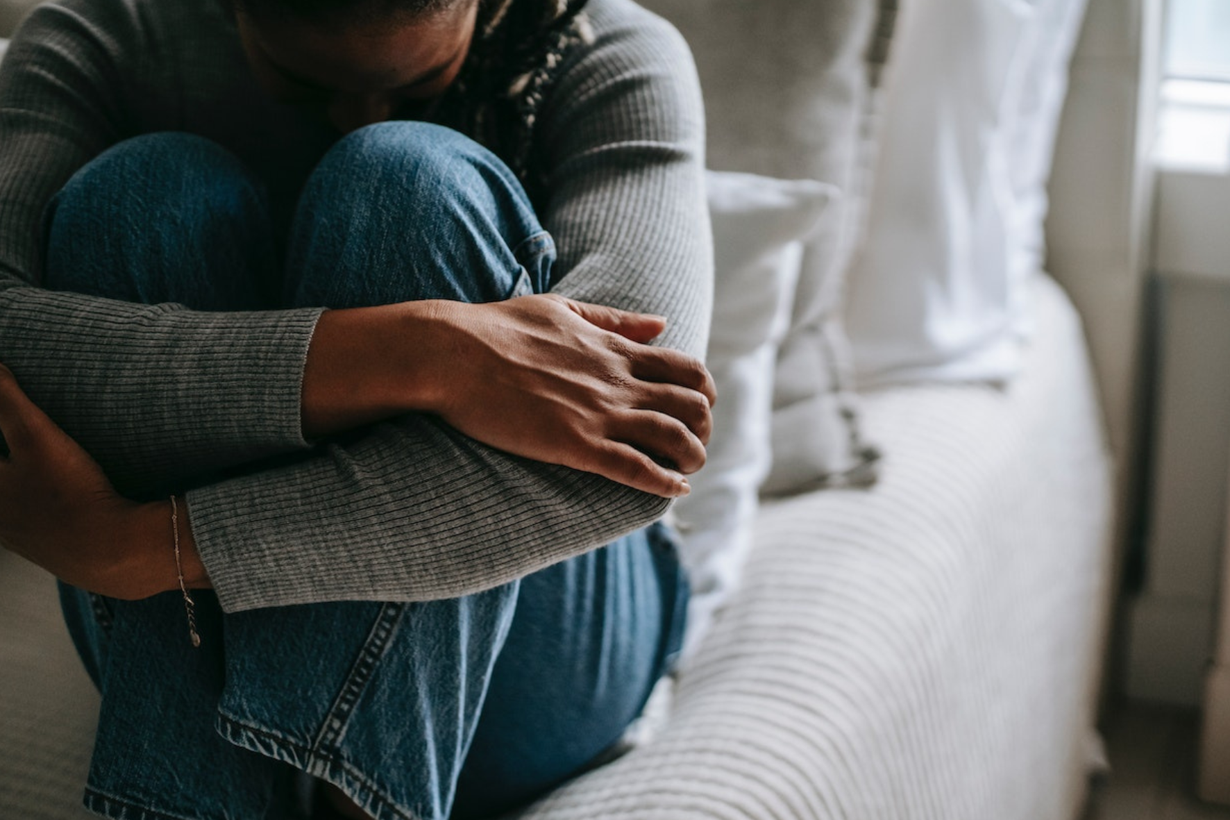 violences gynécologiques femme qui pleure en boule