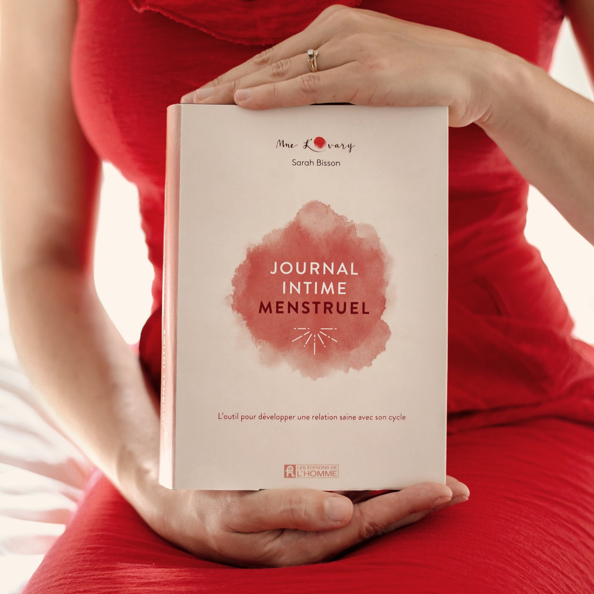 Femme qui tient un livre pour comprendre sons menstruations
