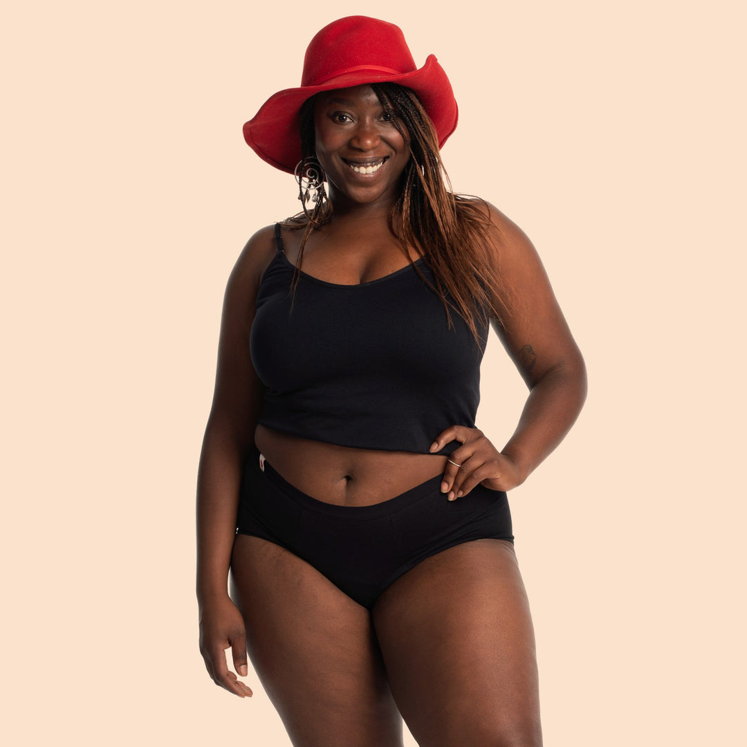 Femme avec chapeau et culotte menstruelle noire