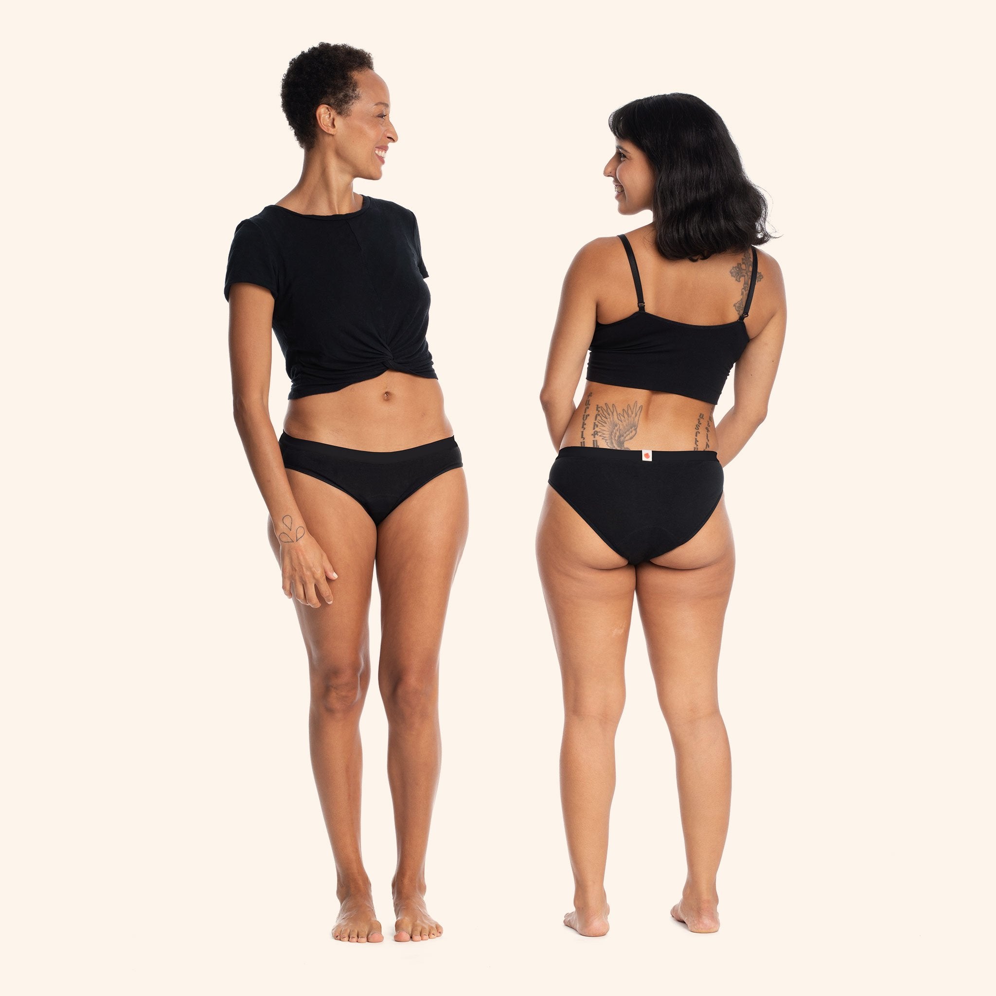 Deux femmes qui portent des culottes menstruelles noires