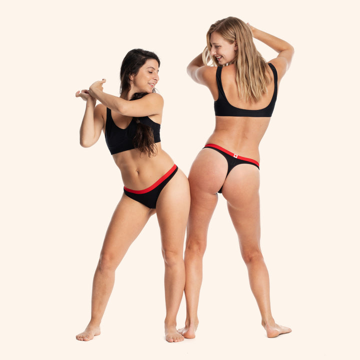 Deux femmes qui rient en culotte string