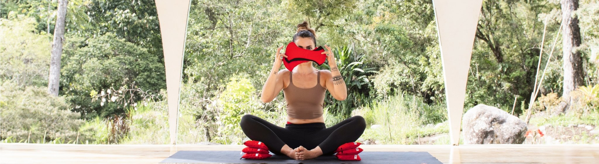 Femme qui fait du yoga en culotte menstruelle