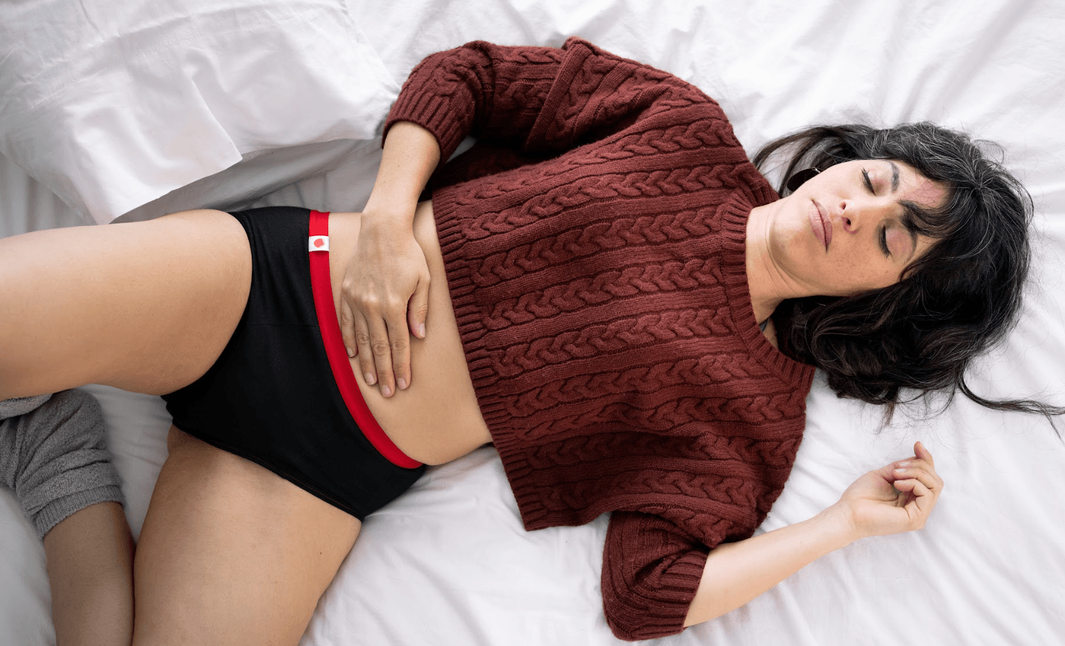Femme allongée sur un lit en culotte menstruelle Mme l'Ovary